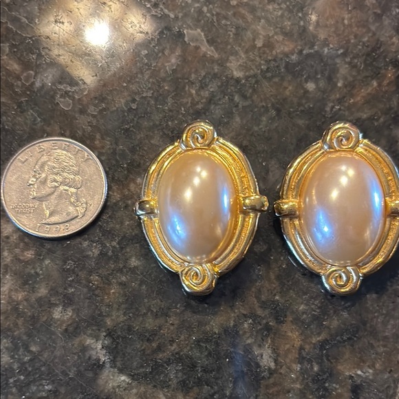 Elegant Gold and Cream clip statement Earrings - Picture 2 of 3